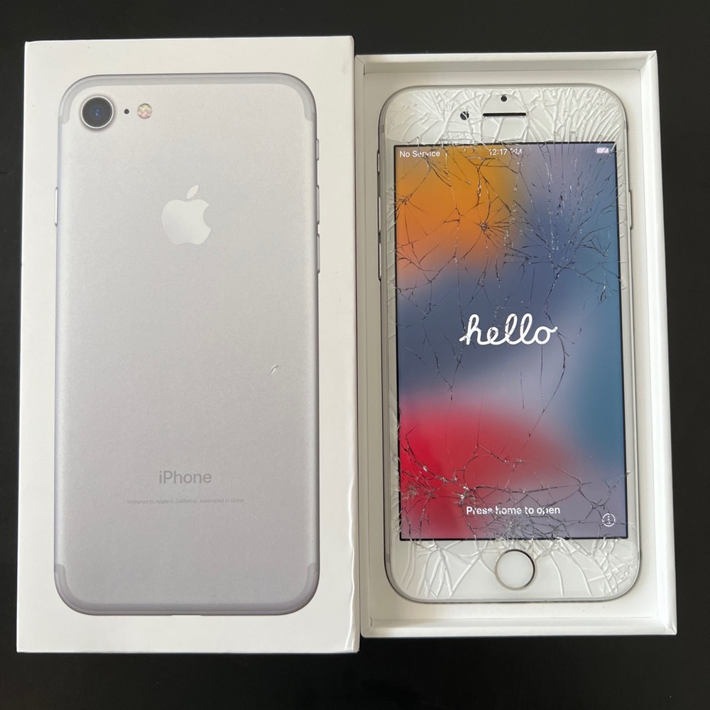 Apple iPhone 7 32GB A1778 Silver with Box UNLOCKED